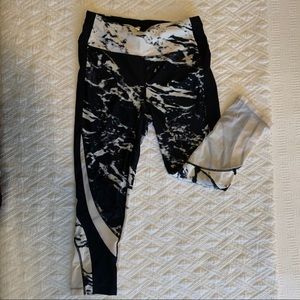 Marbled Capri Leggings with Mesh Detail